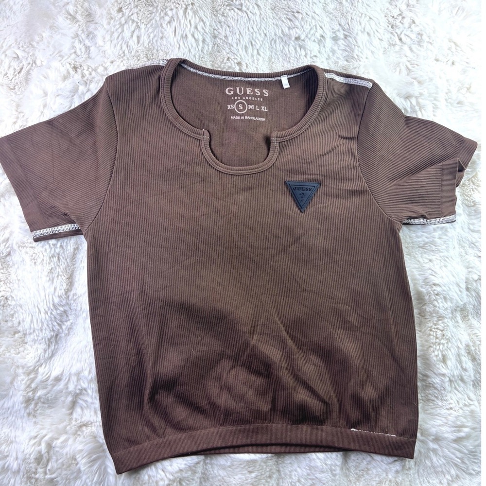 Guess Los Angeles Brown Ribbed U-Notch Neck Short Sleeve Logo Top Small. A24